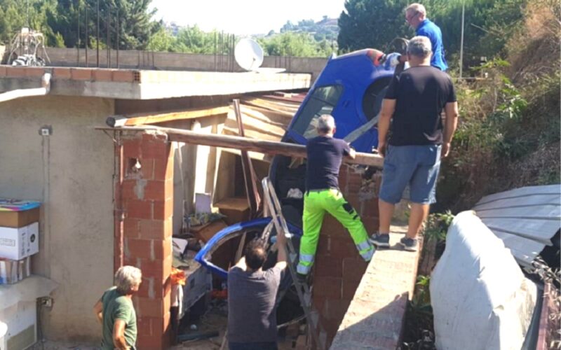 Niscemi: l’auto come un «proiettile» sul tetto di un casolare. Grave anziano, soccorso e trasferito in elicottero