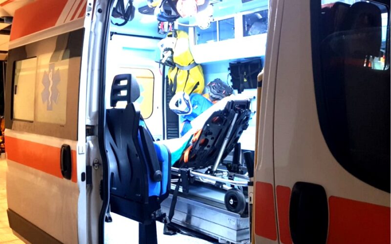 Gela: schianto sul lungomare, motociclista soccorso e condotto d’urgenza in ospedale. «Trauma cranico»