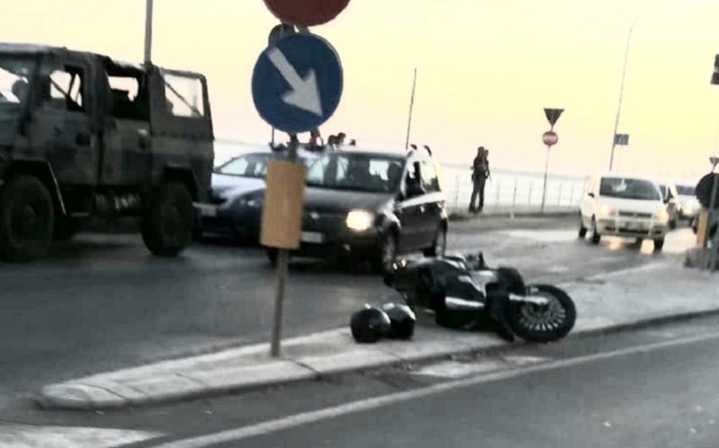 Gela: scooter contro lo spartitraffico della rotonda. Coinvolta pure un’auto