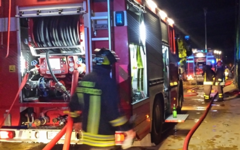 Gela: incendio nella notte, a fuoco la Bmw di un commerciante. Probabile natura dolosa