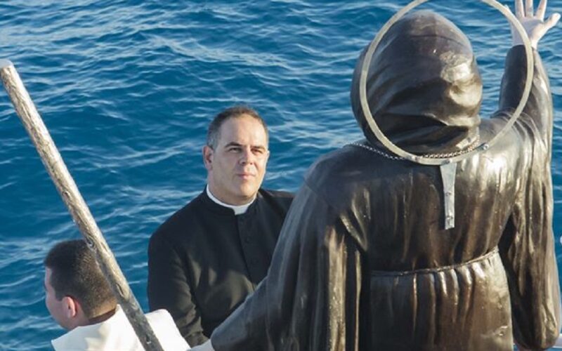«Gela città di mare, pescatori allo stremo e non possiamo voltarci dall’altra parte». L’appello del vicario