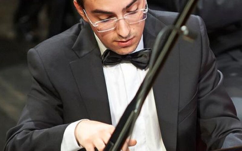 Gela: la magia del pianoforte di Alberto Ferro, le armonie dell’orchestra sinfonica diretta dal maestro Comis