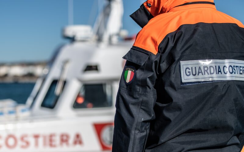 Riposto: sequestrati 22 chili di novellame di pesce. Commerciante multato dalla Guardia Costiera