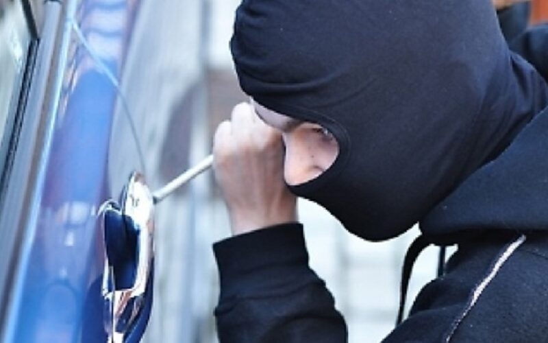Gela: portiere forzate, vernici rigate e ammanchi di oggetti personali. Se l’auto in sosta diventa bersaglio