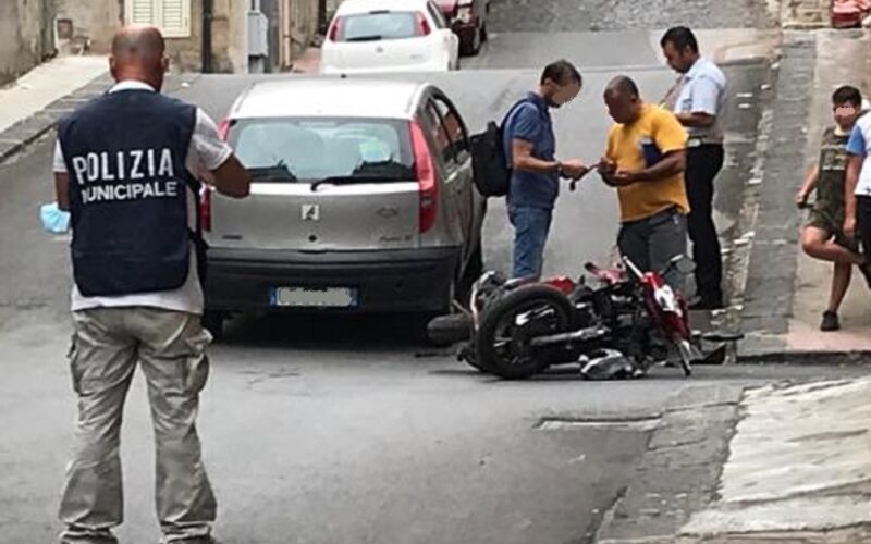 Gela: incrocio pericoloso, auto impatta contro uno scooter. Un ferito trasportato in ospedale in ambulanza