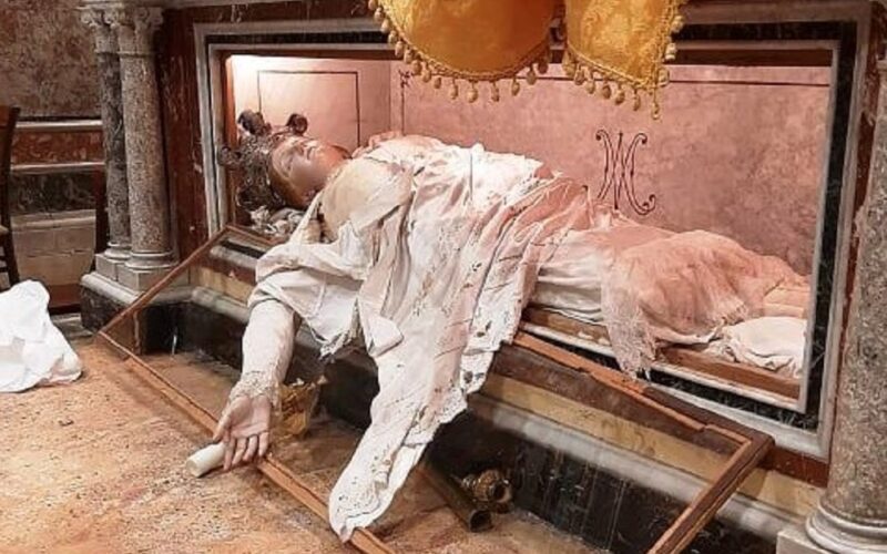 Deturpata la «Madonna dormiente», razzia di oggetti sacri. Due giovani in carcere, denunciati i due complici