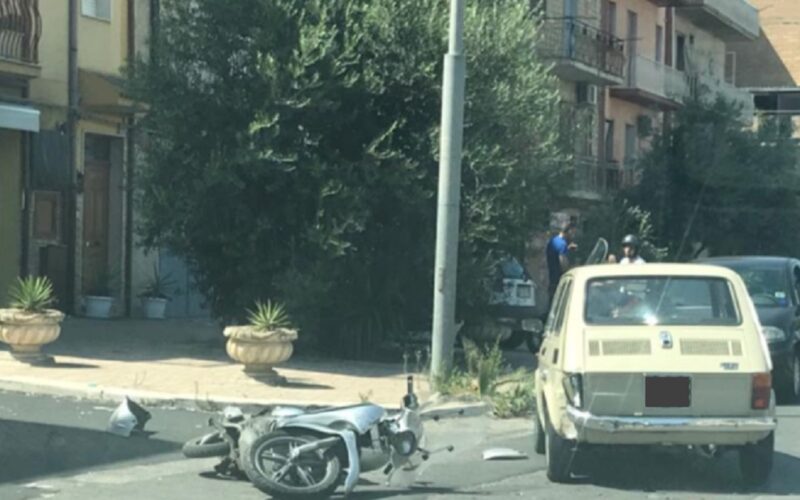 Gela: scooter finisce contro autovettura, danni ai mezzi e un paio di contusi all’altezza di un parcheggio