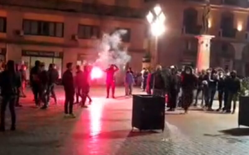 Gela: sassi e petardi contro i poliziotti, trenta facinorosi rovinano tutto. Commercianti abbandonano la piazza