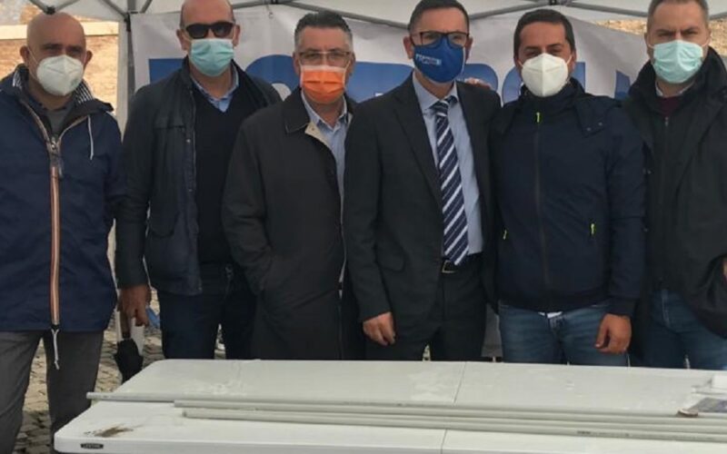 «Basta aggressioni», forze dell’ordine in piazza per dire no all’indifferenza. «Noi, servitori e non servi»