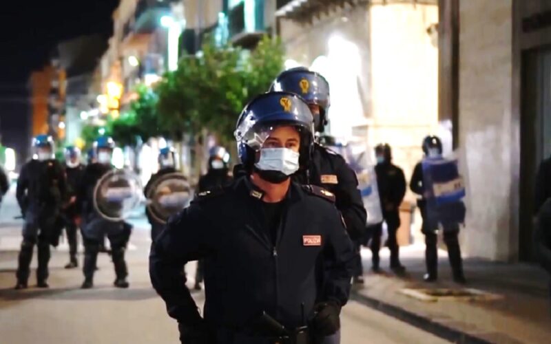 Gela: la notte dei balordi finisce in commissariato. Quattro fermati. A uno di loro sequestrato un manganello