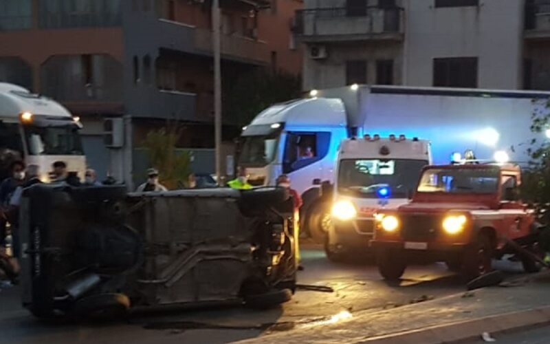 Gela: carambola di auto sulla via Venezia, una Panda si ribalta. Ferite due persone all’altezza di via Butera