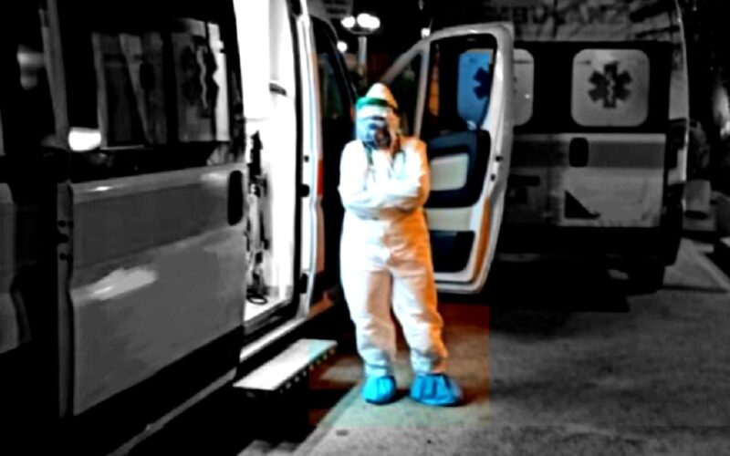 Gela: ambulanze Covid in coda di notte davanti al pronto soccorso, una signora costretta a fare la pipì a bordo