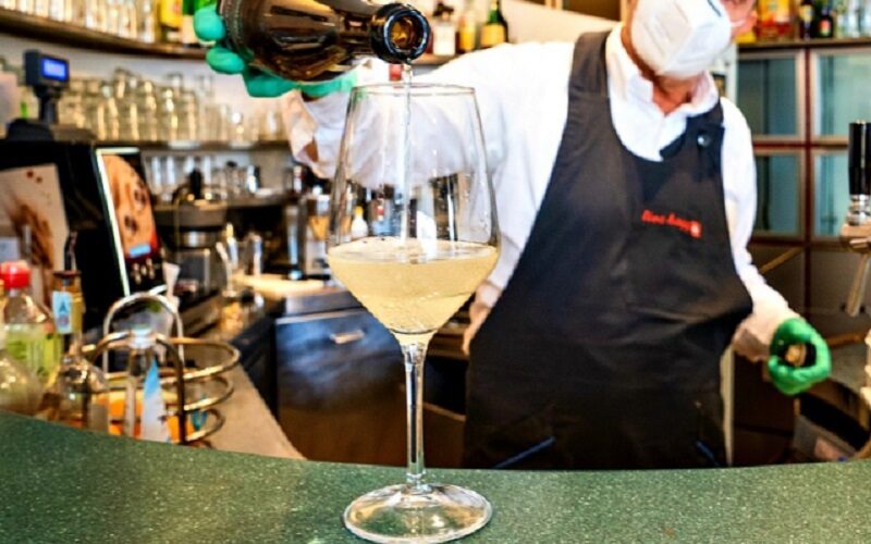 Gela: irriducibili al bar dopo le 18, multati 4 giovani. Il questore: «Serve senso di responsabilità »