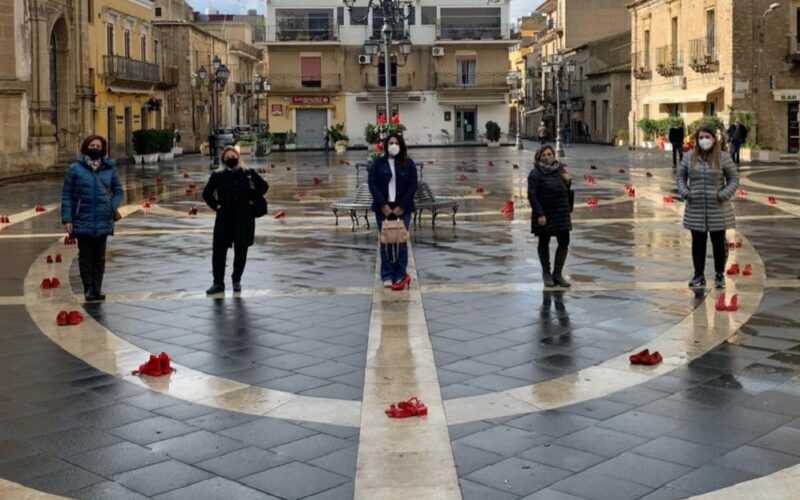 Niscemi dice no a ogni forma di violenza contro le donne, coreografia in piazza con decine di scarpette rosse