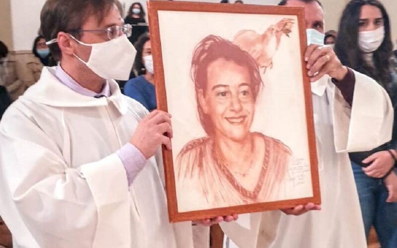 Niscemi ricorda Chiara Luce, esempio di santità per i giovani. Il maestro Ticli realizza e dona un ritratto della beata Badano