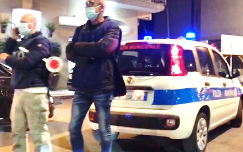Gela: ore 17, arriva la Polizia municipale. Palette in mano e lampeggianti accesi: «Si circola solo per andare nei negozi»