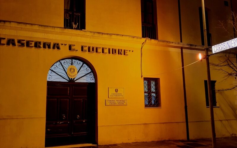 Gela: la facciata della caserma dei Carabinieri si illumina di arancione. «Fermare la violenza contro le donne»