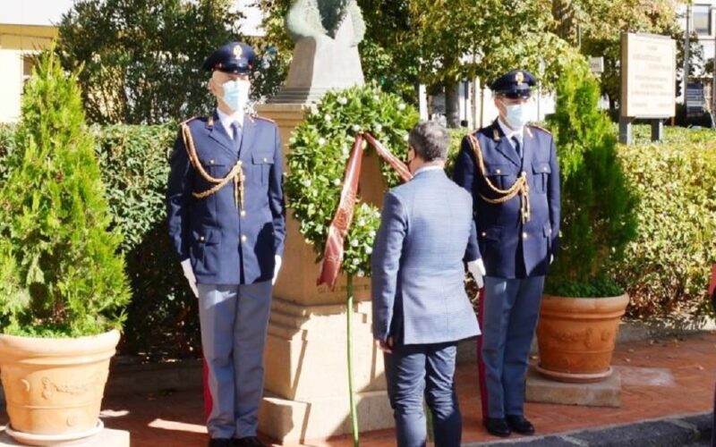 Una corona sul monumento ai caduti, il questore ricorda l’impegno di uomini e donne che operano nelle istituzioni
