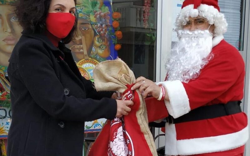Niscemi: Babbo Natale bussa alla porta delle persone con disabilità. Consegnati doni, dolcetti e caramelle