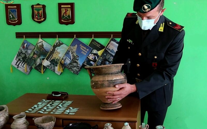 Gela: reperti archeologici nell’abitazione di un medico. La Finanza sequestra 64 tra monili e ceramiche e altri oggetti