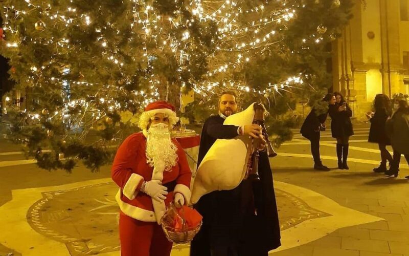 Niscemi: un grande albero di natale in piazza Vittorio Emanuele. Accese le luci. Allestito un presepe artistico