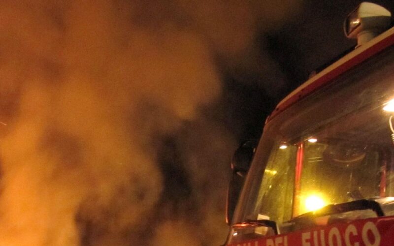 Gela: un boato, poi le fiamme nel cuore della notte. Tre autovetture danneggiate dal fuoco a Caposoprano