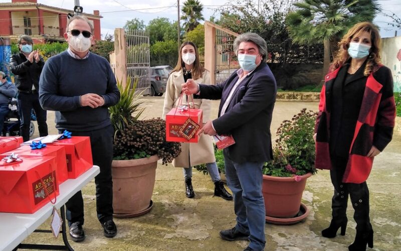 Niscemi, l’Adoces Sicilia dona panettoni solidali alla comunità Led. Giurato: «Emozioni che riempiono il cuore»