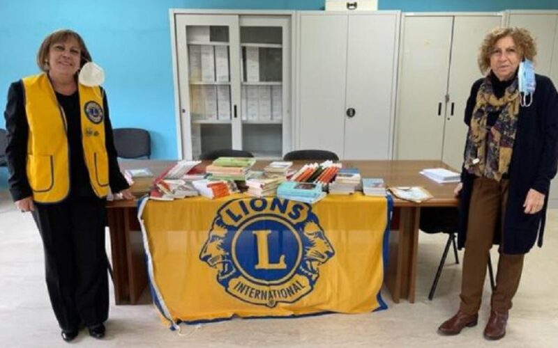 Riesi: testi di narrativa donati all’Istituto comprensivo «Carducci». Iniziativa del Lions Club