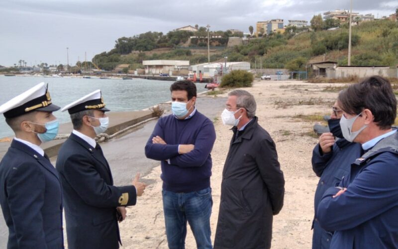 Gela: serve opera di bonifica del porto, stamane il sopralluogo di Comune e Capitaneria. «Ridaremo vita a quest’area»