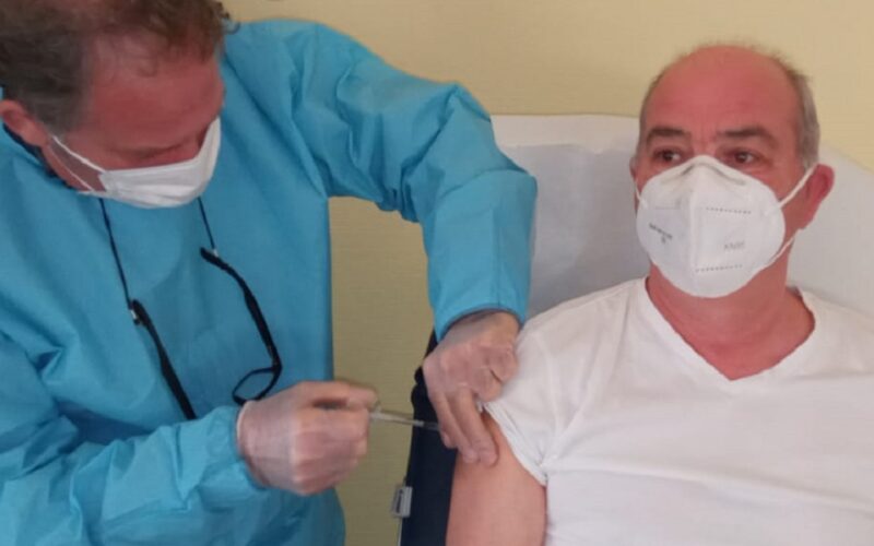 Gela, parla il primo infermiere vaccinato. «Sto bene, non ho sentito neppure l’ago. Il 23 la seconda dose»