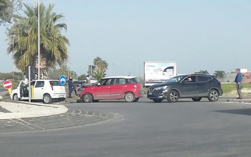 Gela: schianto all’imbocco della Ss 117 Bis, Fiat «Punto» finisce contro la segnaletica ed esplodono gli airbag