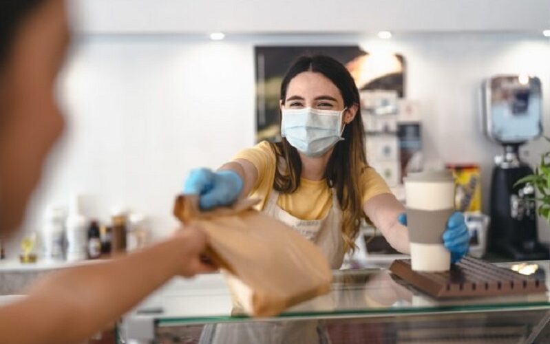 Al bar senza mascherina, né distanze. Multa a clienti e titolare. Locale rischia chiusura