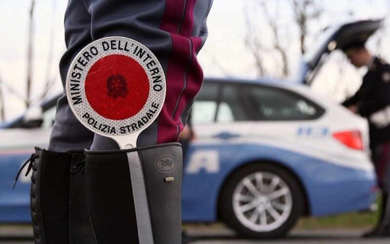 Sfugge a una pattuglia della Stradale, inseguito e arrestato per violenza e resistenza a pubblico ufficiale