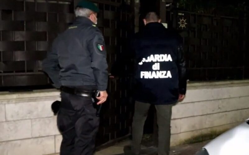Gela: false griffe e prodotti elettronici non conformi, blitz della Finanza con sequestri e denunce