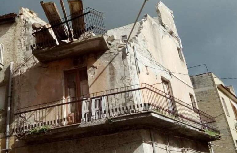 Niscemi: il boato, poi lunghi attimi di paura. Crollano solai di uno stabile disabitato in via Liguria. Nessun ferito