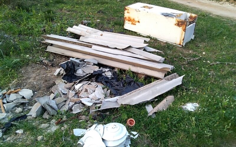 Niscemi: mini discariche tra gli alberi di contrada Stizza, la scoperta degli ambientalisti in mountain bike