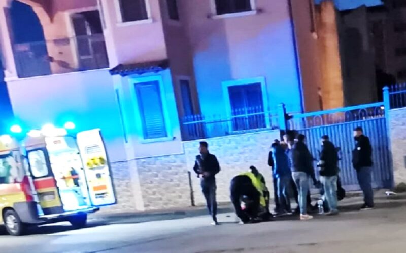 Gela: auto investe uno scooter e poi si allontana. Ragazzo soccorso dal 118 e trasferito in ospedale con l’ambulanza