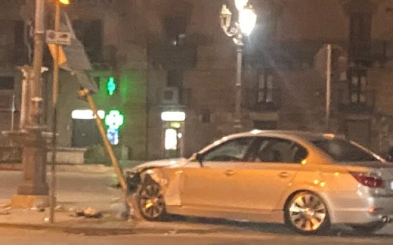 Gela: schianto in piazza Umberto, Bmw contro un palo della segnaletica. Due feriti, sul posto Carabinieri e 118