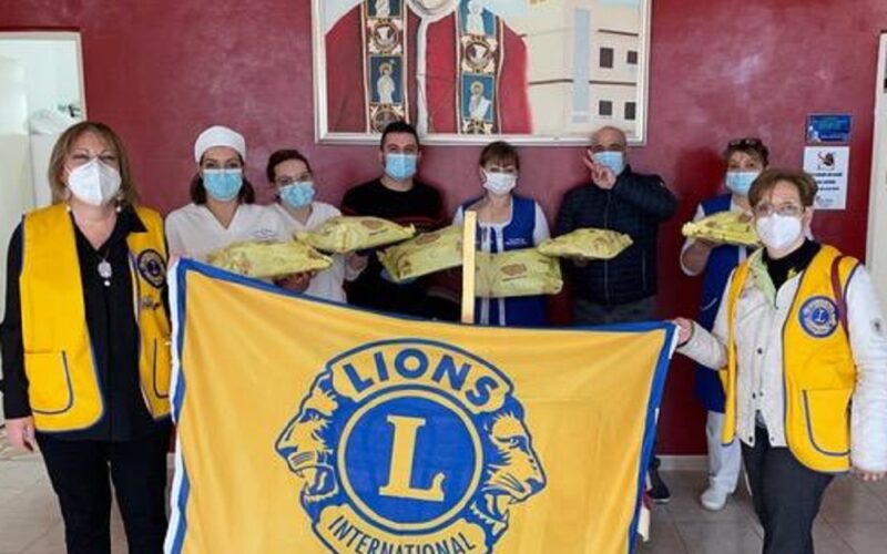 Riesi, un dolce ai nonni offerto dal Lions