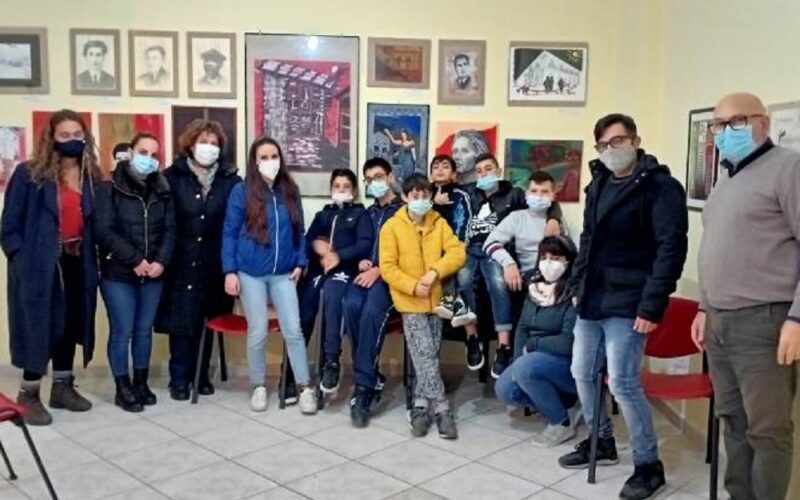 Riesi: viaggio nella storia della Resistenza, ragazzi visitano la mostra permanente dedicata alla lotta partigiana