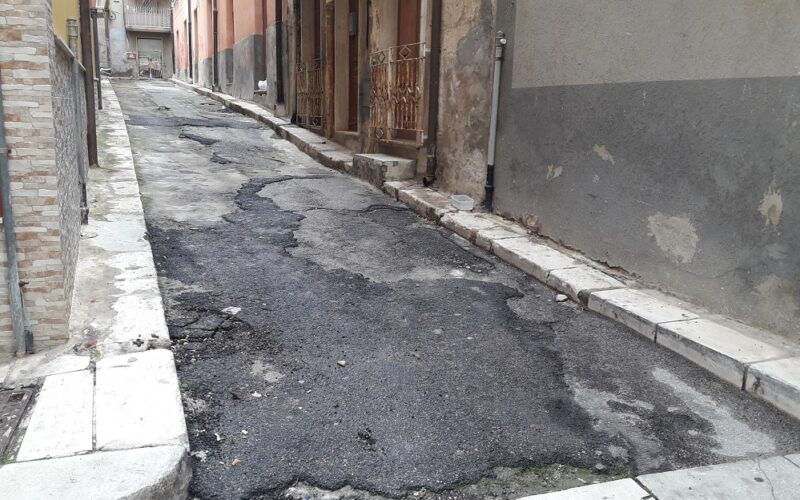 Gela: sopralluogo nel quartiere Canalazzo. Riparate le perdite idriche, resta il problema degli immobili abbandonati