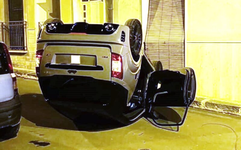 Niscemi: incidente tra due vetture a un incrocio, microcar si ribalta dopo l’impatto con una Fiat «Panda»