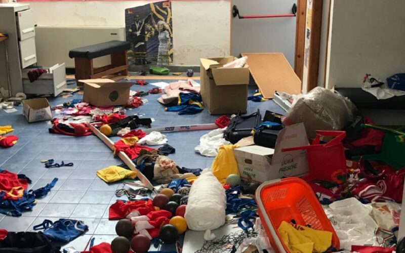 Gela: vandali in azione al palasport, rubati cavi elettrici. Danneggiata la sede dell’associazione «Orizzonte»