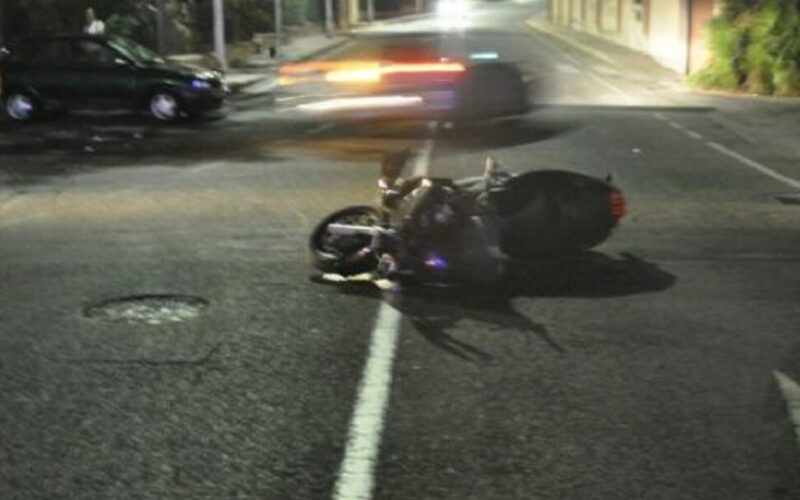 Gela: motociclista finisce contro il marciapiede e riporta contusioni. L’incidente questa sera alle 22