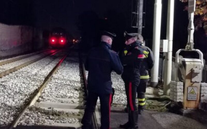 Gela: tragedia sfiorata al passaggio al livello, auto finisce sui binari poco prima dell’arrivo del treno in velocitÃ