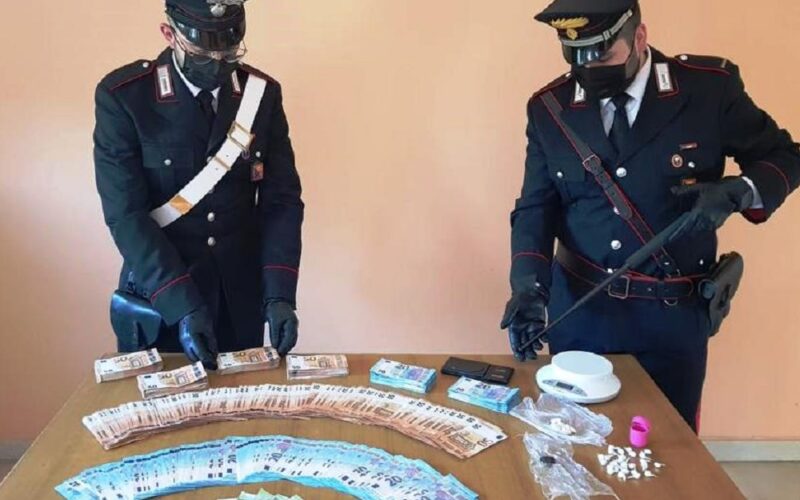 Mazzarino: marito e moglie gestivano lo spaccio, scoperti durante un blitz. Sequestrate dosi di coca e 2.300 euro