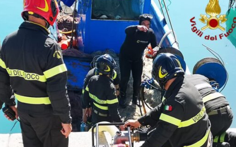 Gela: carcassa di animale tra le acque del fiume, sul posto sta operando la squadra fluviale dei Vigili del fuoco