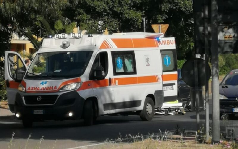 Gela: schianto sulla rotatoria, motociclista sbalzato dopo l’impatto con un’autovettura. Soccorso da un’ambulanza
