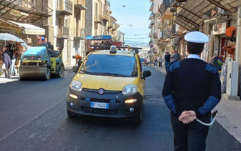 Gela: piazza Mattei, il belvedere sarà liberato dalle transenne. Stamane la posa dell’asfalto lungo la via Bresmes