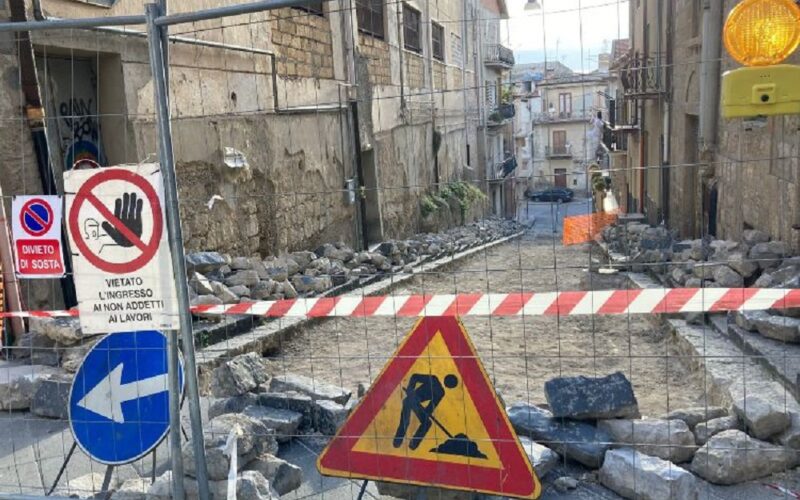 Riesi: lavori di riqualificazione in via Cavallotti, sarà rifatto il basolato. Intervento affidato alla Phd Costruzioni